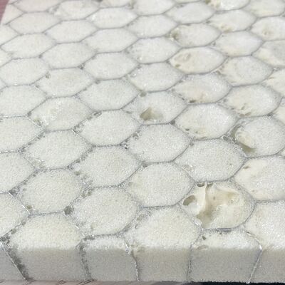 Der Aluminiumwabenkern kann mit Schaumstoffmaterialien hoher mittlerer und niedriger Dichte gefüllt werden