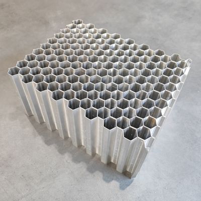 Qualität  Two Piece Adhesive Type Aluminum Honeycomb Core Used In Deformable Crash Test Barriers Fabrik