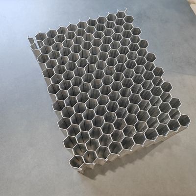 Zwei-Teile-Klebstoff-Aluminium-Honeyball-Kern, der in deformierbaren Crash-Test-Schranken verwendet wird