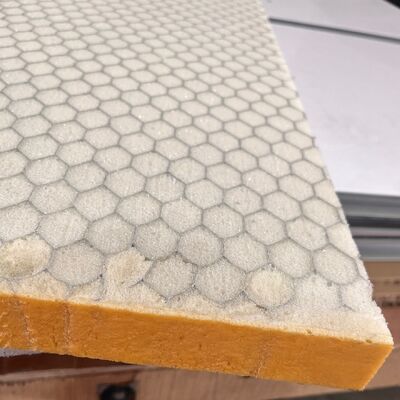 Der mit Schaumstoff gefüllte Aluminium-Honigflockenkern hat eine gute Wärmedämmleistung