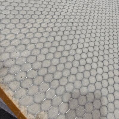 Der Aluminiumwabenkern kann mit Schaumstoffmaterialien hoher mittlerer und niedriger Dichte gefüllt werden